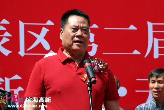 天穆村党委书记穆祥友宣布第二届“天穆杯”民族书画摄影展开幕。