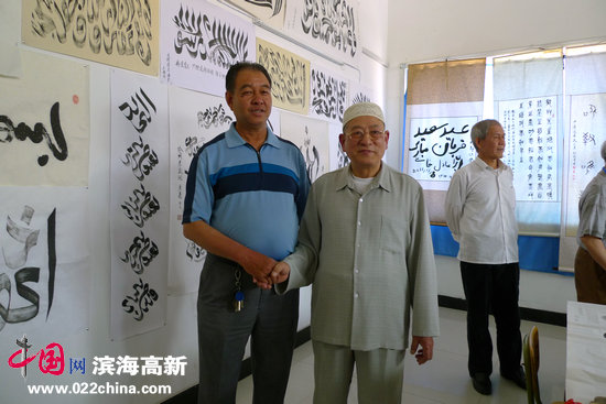 天穆村党委副、村委会主任穆瑞安与回族书法作者在一起。