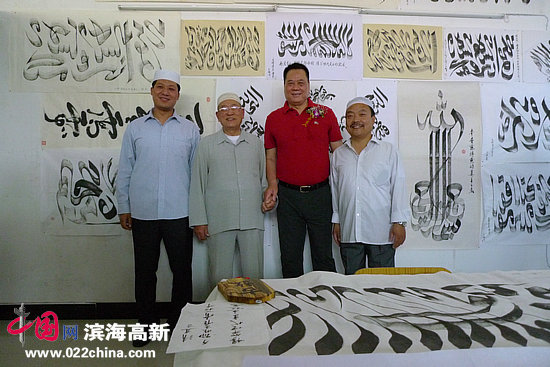 天穆村党委书记穆祥友与阿文书法作者一起合影。