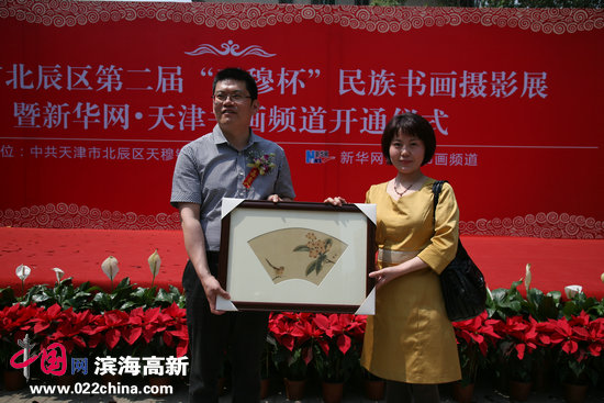 著名画家曹雪蓉祝贺新华网天津书画频道开通上线。