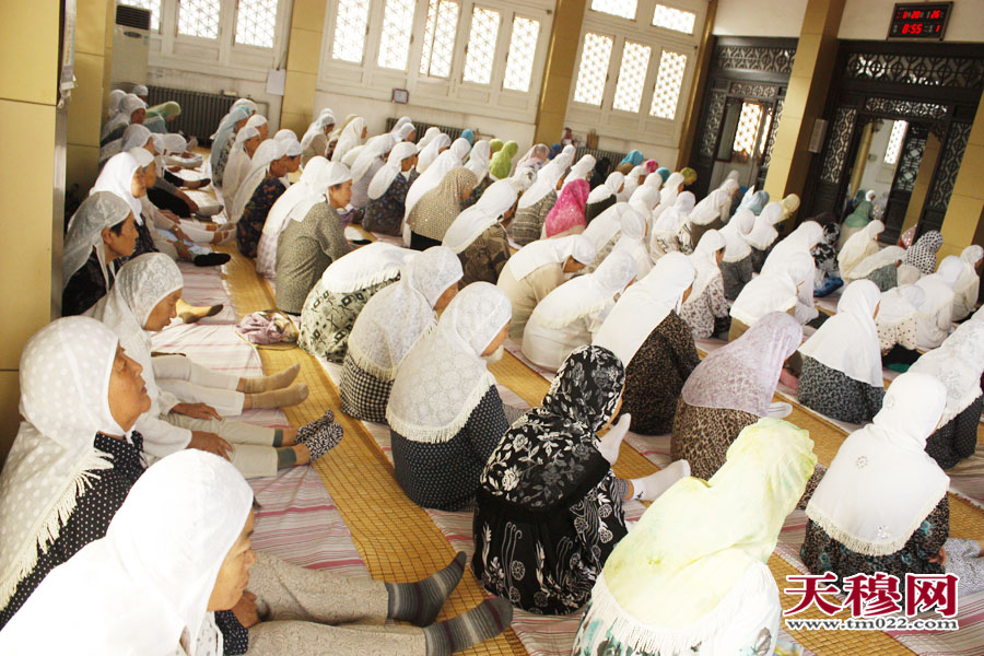 穆斯林妇女在“清真女寺”里做礼拜