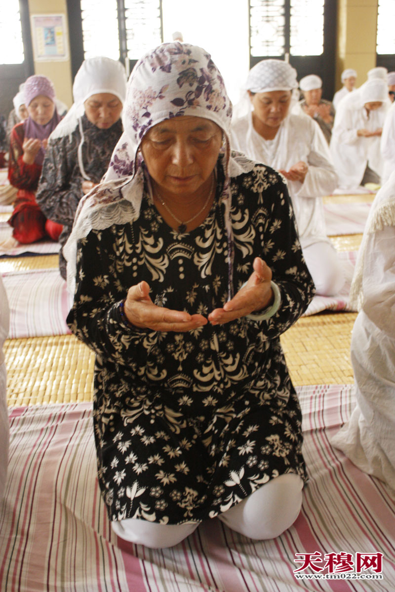穆斯林妇女在“清真女寺”里做礼拜