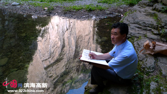 图为天津著名画家陈之海在太行山写生