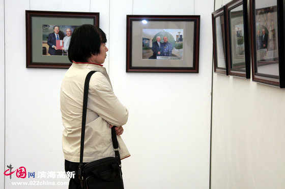 天津美协副主席兼副秘书长史振岭在尹沧海书画艺术展上。