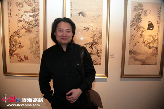 南开大学艺术设计系主任薛义在尹沧海书画艺术展上。