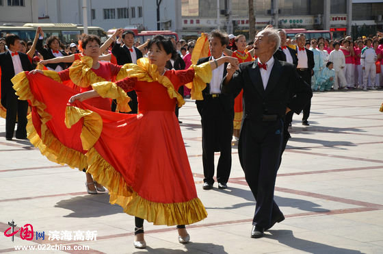 河东区交谊舞队展示老年人风采