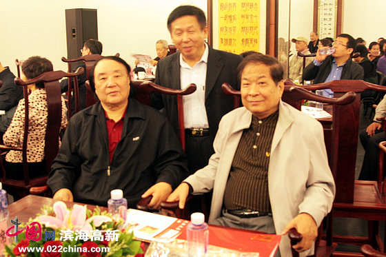 著名漫画家徐进、左川、李殿光在颁奖现场。