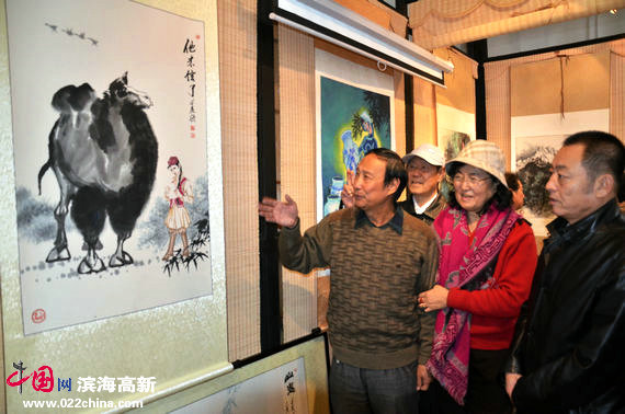 旅美著名画家陈幼白作品展在津台书画苑举行，图为陈幼白先生讲解自己画作。