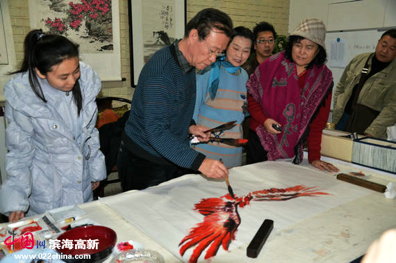 旅美著名画家陈幼白作品展在津台书画苑举行，图为画家要华民现场作画《大红鹰》以示祝贺。