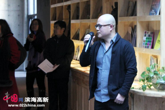 “境·戒—艾松作品展”12月9日在泰达当代艺术博物馆开幕，图为艺术家艾松在作品展开幕式上致辞。