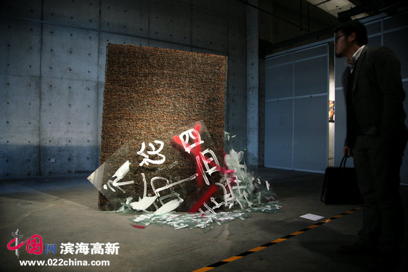 “境·戒—艾松作品展”12月9日在泰达当代艺术博物馆开幕，图为展览现场。
