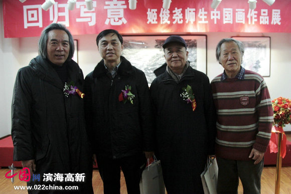 天津美院党委书记武红军、著名画家姬俊尧、著名书画家霍春阳在画展上。