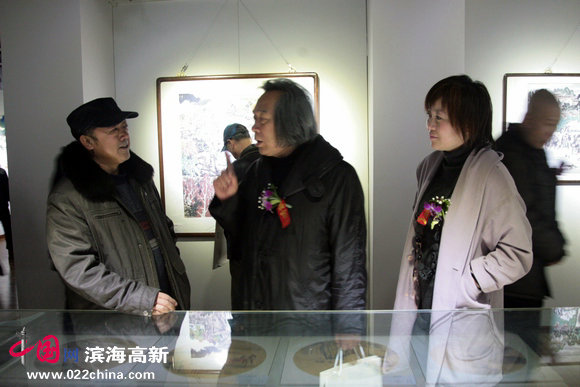 参展女画家李澜与霍春阳等交流。