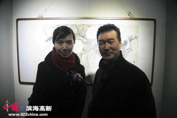 画家陈之海与女画家李悦在画展上。
