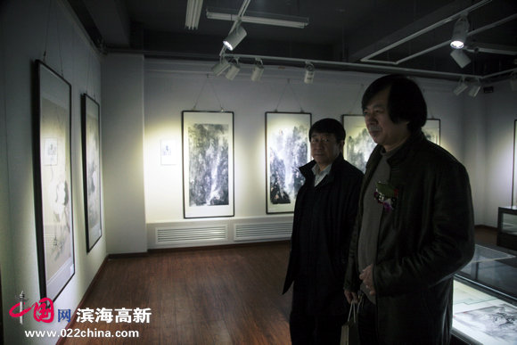 天津美协秘书长史振岭在观看画展。