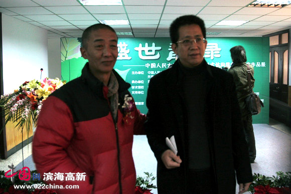 天津人民美术出版社社长、著名画家李毅峰与天津美术学院副院长邓国源在画展上