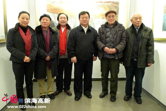 天津市委常委、政法委书记散襄军与“津门山水四家”在画展现场。