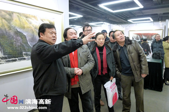 天津市委常委、政法委书记散襄军莅临观展。