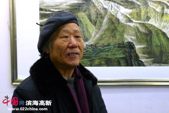 著名画家姬俊尧向来宾和观众介绍向中林的山水艺术。