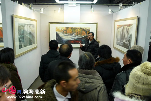 北京友好化基金会文化和文化顾问张大泉向来宾和观众介绍向中林的山水艺术。