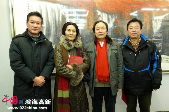 向中林与天津文联办公室杨建国、著名画家肖映梅、陈之海在画展上。