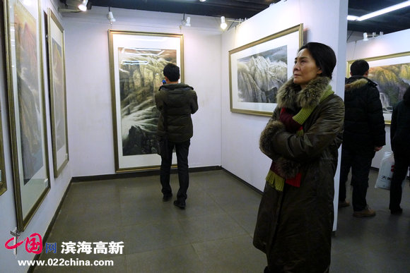 著名川籍女画家肖映梅专程从北京赶来祝贺。