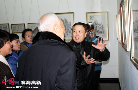 天津美协钢笔画艺委会会长、著名钢笔画家赵军向嘉宾和观众介绍创作过程