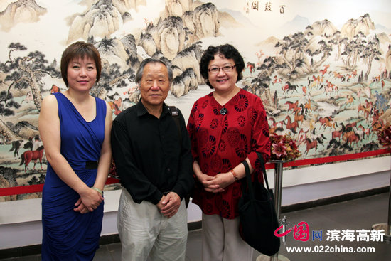 津门女画家刘正与著名画家姬俊尧、李澜在画展上