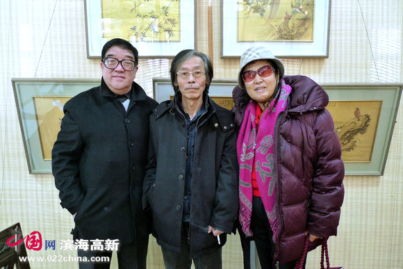 著名画家姚景卿（中）、与中国大风堂研究会艺术顾问王文英、民建中央画院画师卢贵友在画展上。