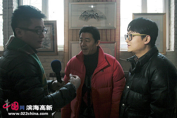 爱新觉罗•毓震峰、爱新觉罗•伯骧接受媒体采访。