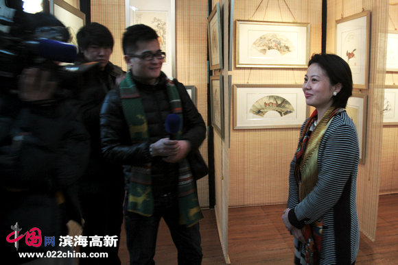 著名女画家曹雪蓉接受媒体采访。