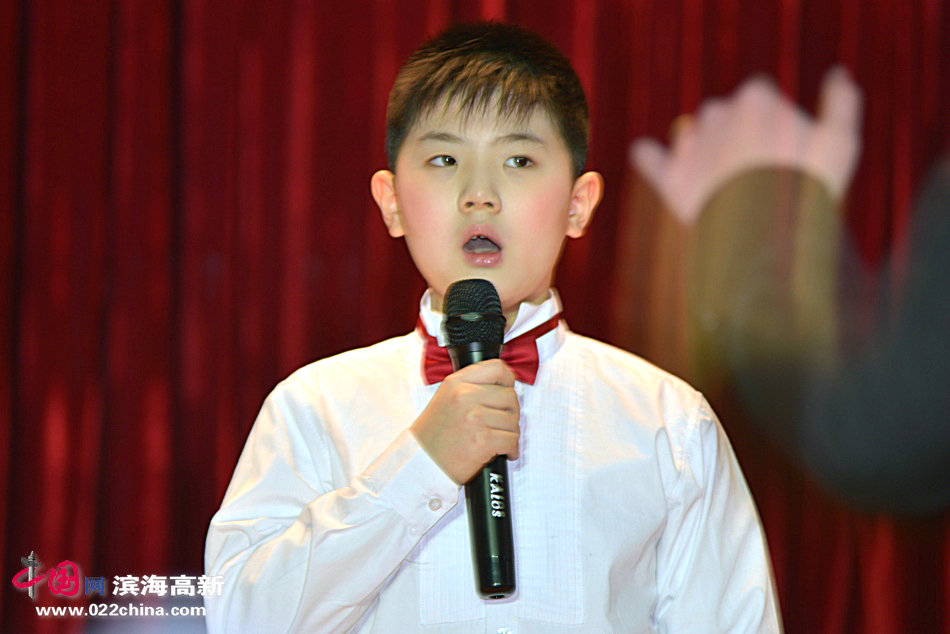 星光合唱团成员之一刘明轩在演唱《圣咏》。