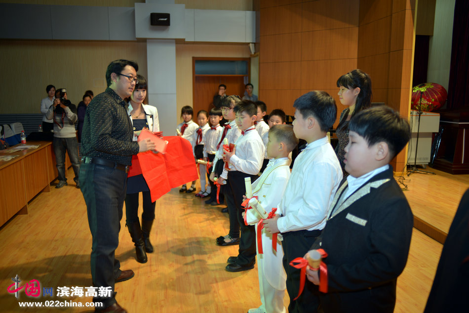 艺铭天成教学副校长芦杨老师为孩子们颁奖。