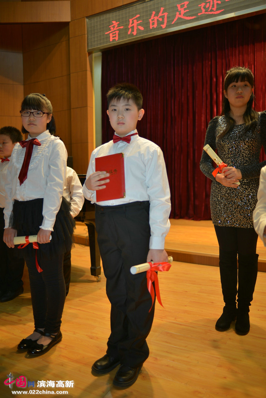 刘明轩荣获3013年最高奖励“水晶钢琴奖”