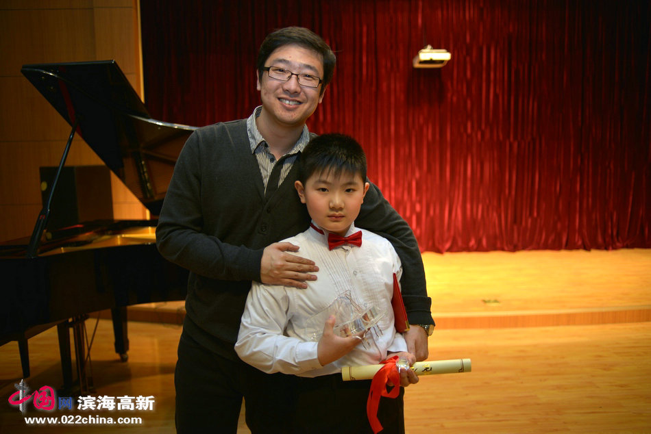 艺铭天成教学副校长芦杨老师与刘明轩。