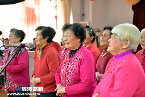 养老院老人合唱队表演节目。