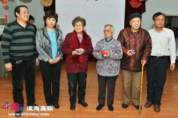 天津市退休职工养老院书记李燕、副院长刘宗斌、王建和为老人颁奖。