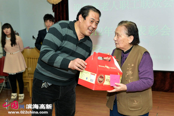 天津市退休职工养老院副院长刘宗斌为90周岁的老人颁发纪念品。
