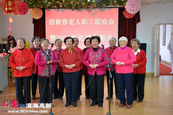 养老院老人合唱队表演节目。