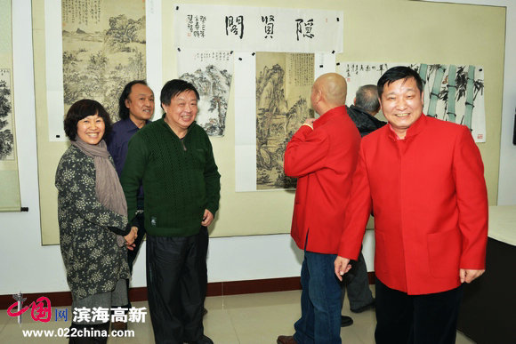 著名山水画家皮志刚绘画工作室落户杨柳青隐贤村。图为皮志刚与王富杰。