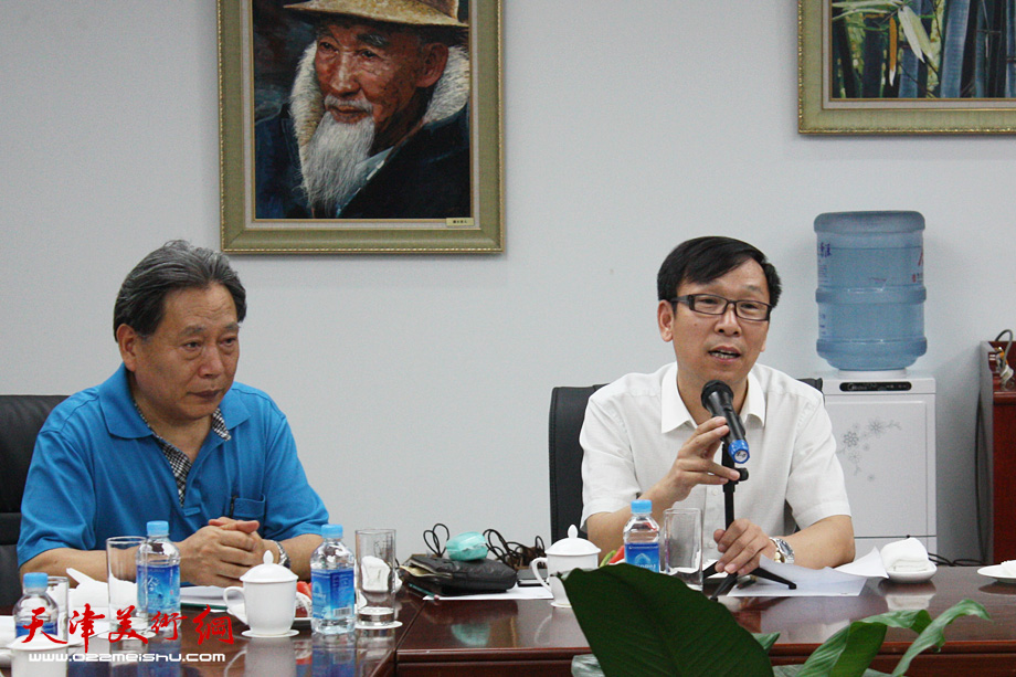 天津市书法家协会副主席张建会（右）主持霍然书画艺术座谈会。 