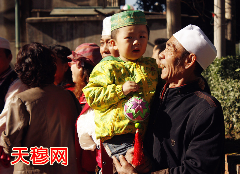  各地穆斯林群众聚集天津天穆村共度“古尔邦节”