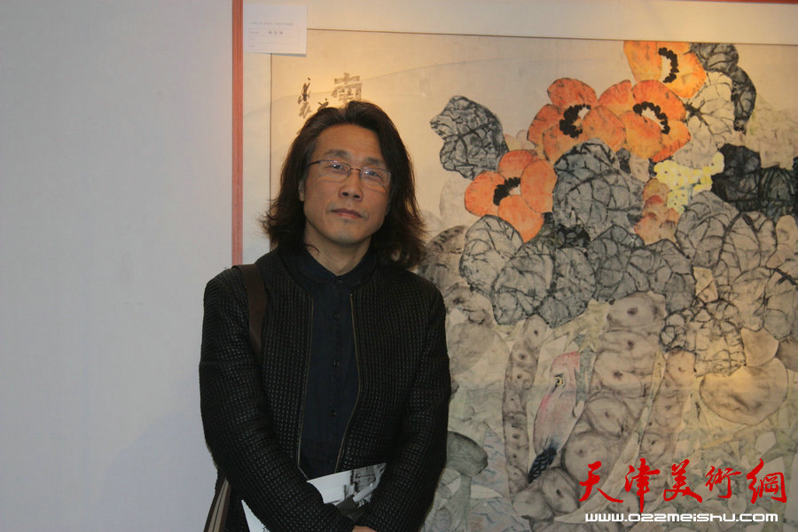 天地之灵——裘缉木、苏鸿升画展11月16日在津开幕。图为南开大学东方艺术系主任赵均在画展上。