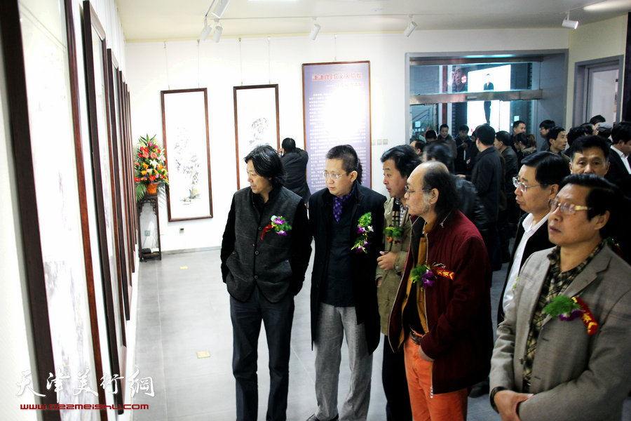 “谦谦峰骨 李毅峰中国画巡回展”青州站开幕，图为李毅峰与嘉宾在展览现场赏画。