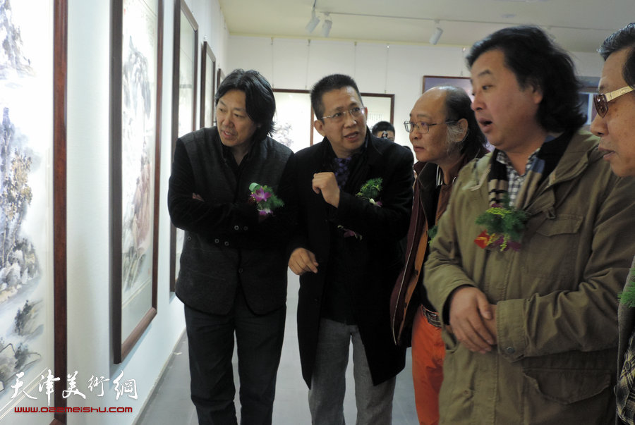 “谦谦峰骨 李毅峰中国画巡回展”青州站开幕，图为李毅峰与嘉宾在展览现场赏画。