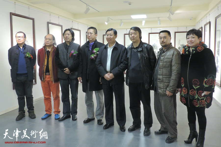 “谦谦峰骨 李毅峰中国画巡回展”青州站开幕，图为李毅峰与嘉宾在展览现场。