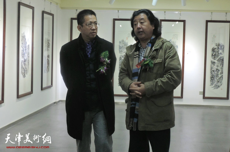 “谦谦峰骨 李毅峰中国画巡回展”青州站开幕，图为李毅峰与山东省美协副主席上官超英在展览现场。