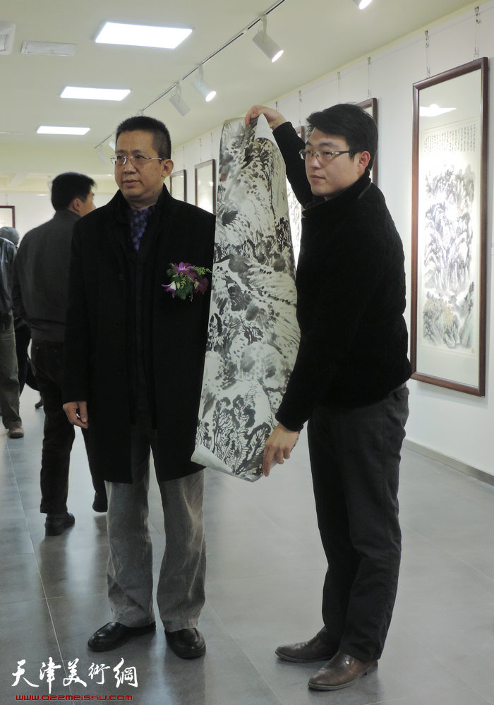 “谦谦峰骨 李毅峰中国画巡回展”青州站开幕，图为李毅峰与观众在展览现场。