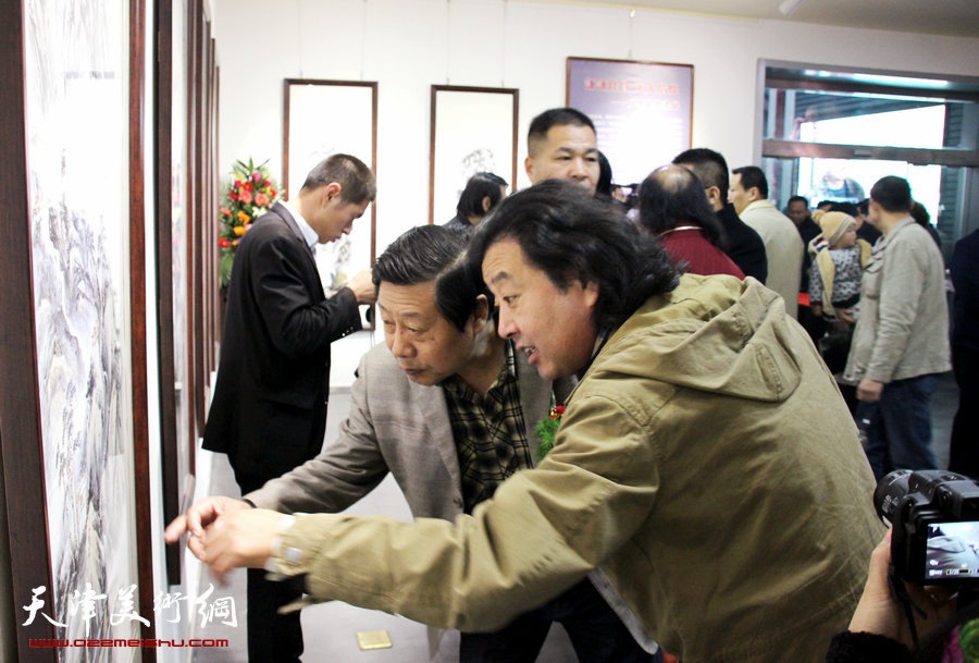 “谦谦峰骨 李毅峰中国画巡回展”青州站开幕，图为嘉宾在展览现场赏画。