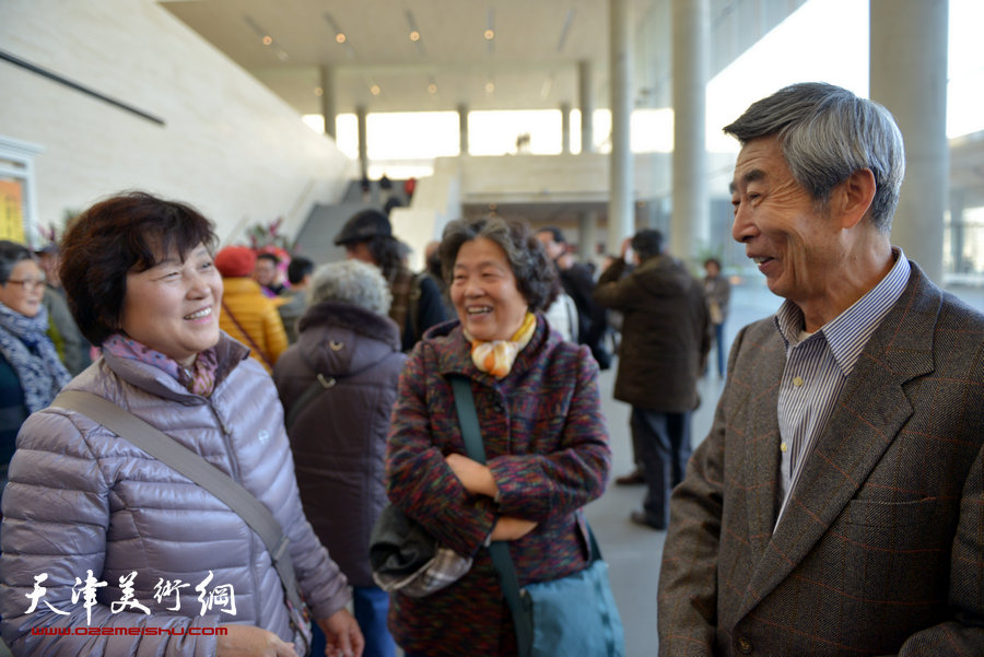 旅美著名画家“卢德辉绘画展在天津美术馆展出，图为卢德辉与老朋友们相见。